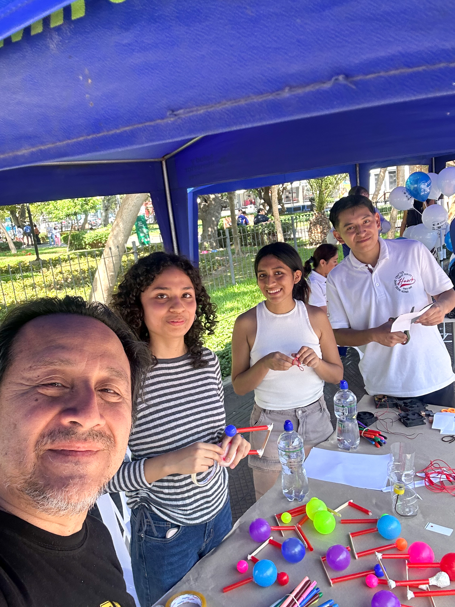 STEAM Club lleva ciencia y creatividad a la comunidad durante las actividades de verano